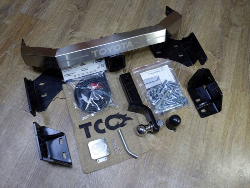 Фаркоп Toyota Fortuner II 2015-2020 с накладкой с надписью Toyota TCC Арт. TCU00243