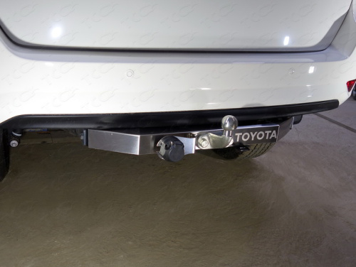 Фаркоп Toyota Fortuner II 2015-2020 с накладкой с надписью Toyota TCC Арт. TCU00241