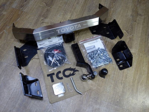 Фаркоп Toyota Fortuner II 2015-2020 с накладкой с надписью Toyota TCC Арт. TCU00240